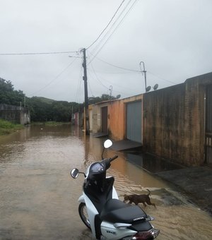 Rio Comandatuba transborda e ao menos  nove famílias estão desalojadas