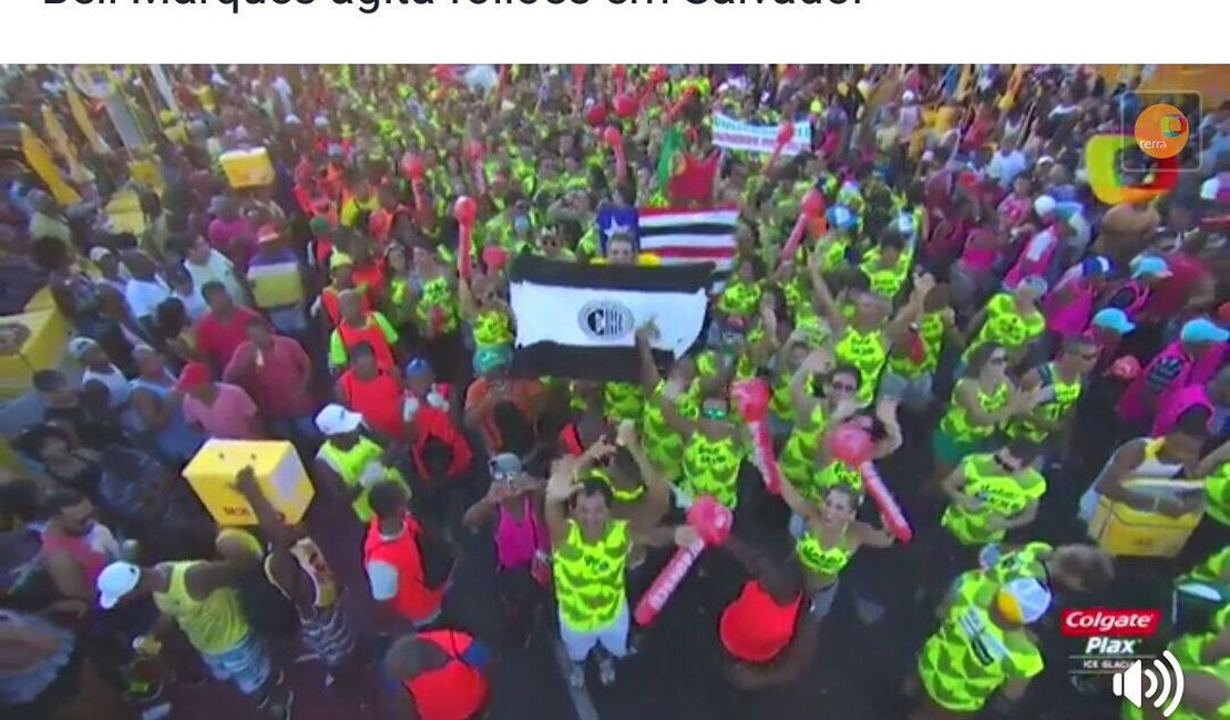 Ao som de Bell Marques, torcedor exibe bandeira do ASA no Carnaval de Salvador 