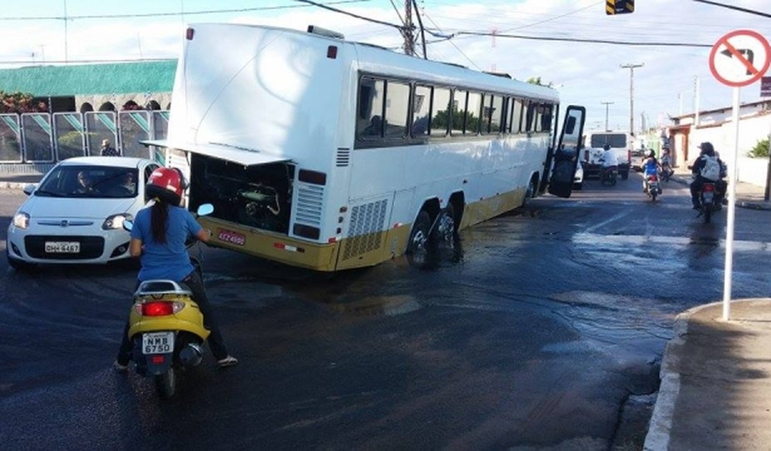 Ônibus atola em rua asfaltada após erosão provocada por vazamento