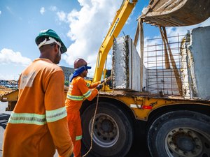 Riacho Salgadinho começa a receber peças modulares para revestimento do canal