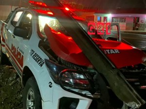 Viatura da PM colide com poste durante perseguição em Maribondo; suspeito segue foragido