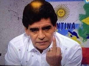 Maradona responde dirigente com o dedo do meio durante programa