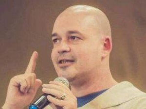 Padre excomungado vai abençoar casamento gay no Recife