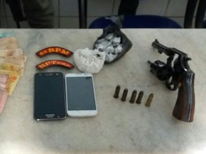 Três homens são presos suspeitos de porte ilegal de arma de fogo e tráfico de drogas