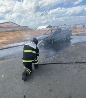 Carro pega fogo próximo à ﻿Olho D’Água dos Cazuzinhos, em Arapiraca