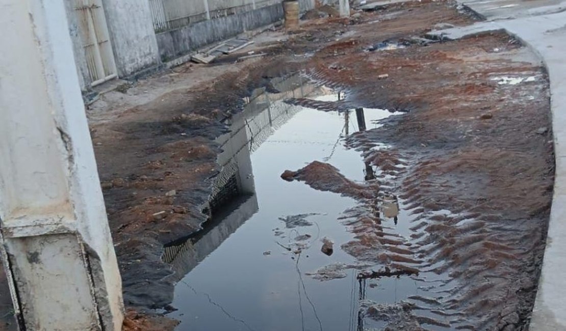 Falha em estação elevatória da BRK causa extravasamento de esgoto no Centro de Maceió