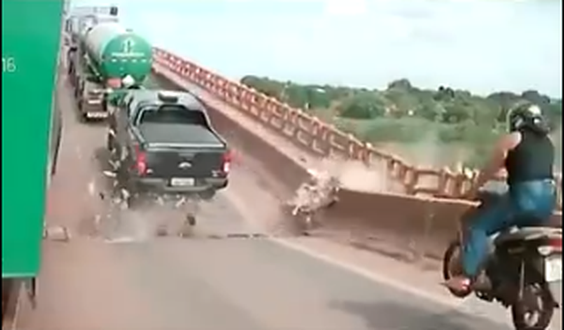 Novo vídeo mostra caminhões e moto arremessados após ponte ruir entre TO e MA
