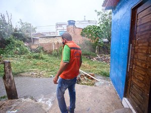 Prefeito coloca secretários em alerta para atuar em danos provocados pela chuva