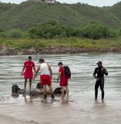 Continuam buscas por turista que desapareceu após carro ser arrastado em Piranhas