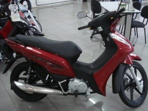 Jovem tem moto e R$6 mil levados em assalto