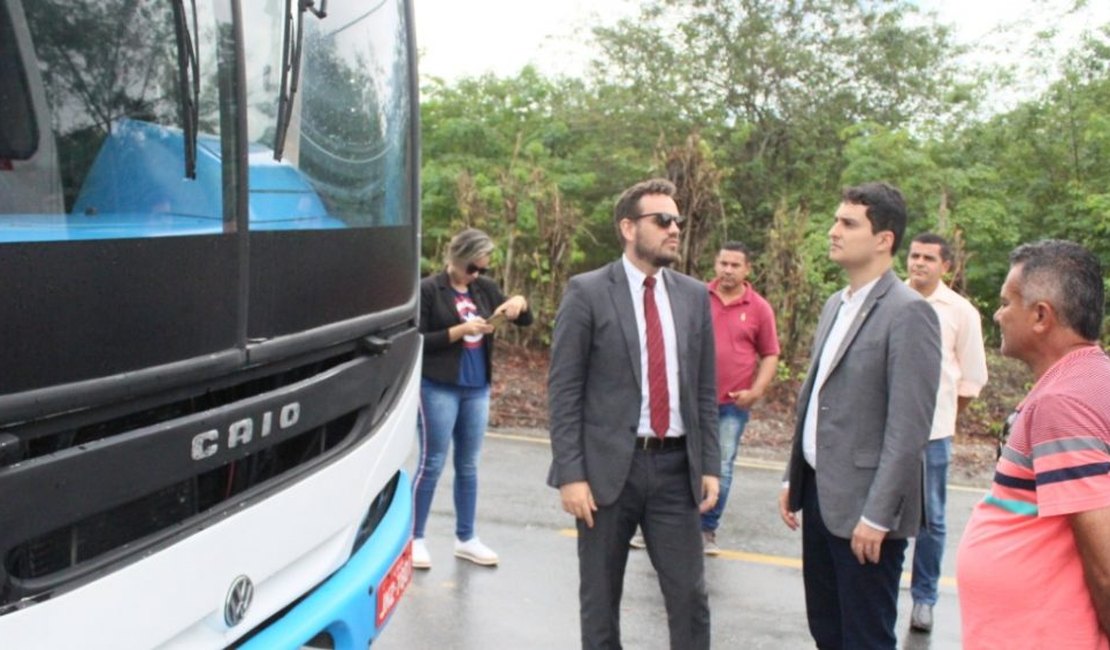 Ônibus são interditados durante fiscalização na cidade de Atalaia 