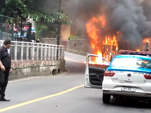 Ônibus é incendiado em protesto na Av. Niemeyer, Rio