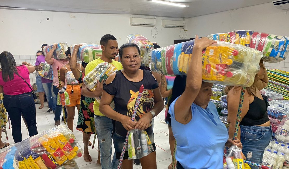 Prefeitura entrega cestas básicas e kits de higiene para afetados pelas chuvas em Matriz de Camaragibe