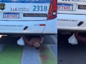 Homem é flagrado debaixo de ônibus em movimento na orla de Jatiúca e se declara: 'Jennifer, eu te amo'