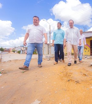 Prefeito Luciano Barbosa acompanha obras de pavimentação nos bairros Brasiliana, Santa Edwiges e Caititus