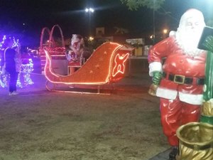 Garrafas e luzes dão brilho ao Natal no Bosque das Arapiracas