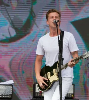 Vocalista da Scalene sofre ferimento na cabeça após queda em show