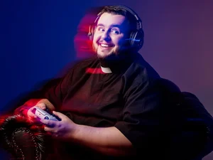 Conheça o padre gamer que evangeliza usando videogames e cultura geek
