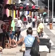 [Vídeo] Ambulantes irregulares aproveitam falta de fiscalização e instalam feira livre no Centro