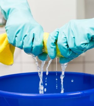 Água sanitária: esclareça suas dúvidas de como usar o produto contra o coronavírus