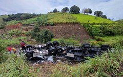 Carreta tombada em Joaquim Gomes