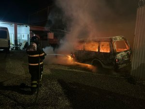 Bombeiros em Arapiraca são mobilizados e evitam propagação de chamas em veículo