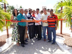 Prefeito de Japaratinga inaugura praça e entrega ambulância nas Barreiras
