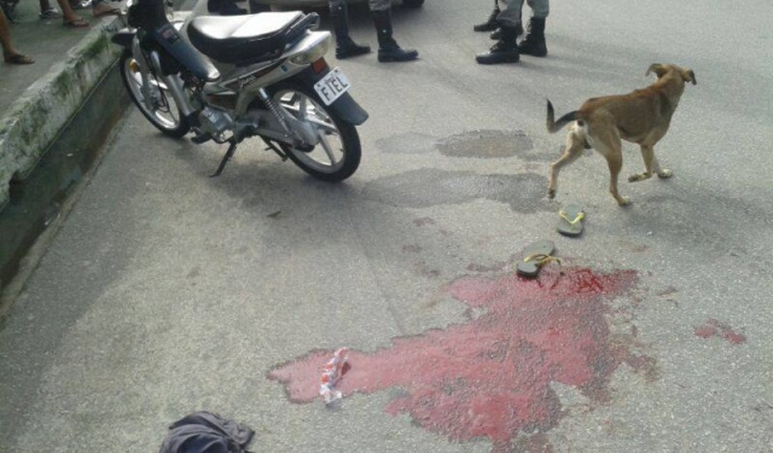 Jovem sofre grave acidente ao colidir ciclomotor com caminhão