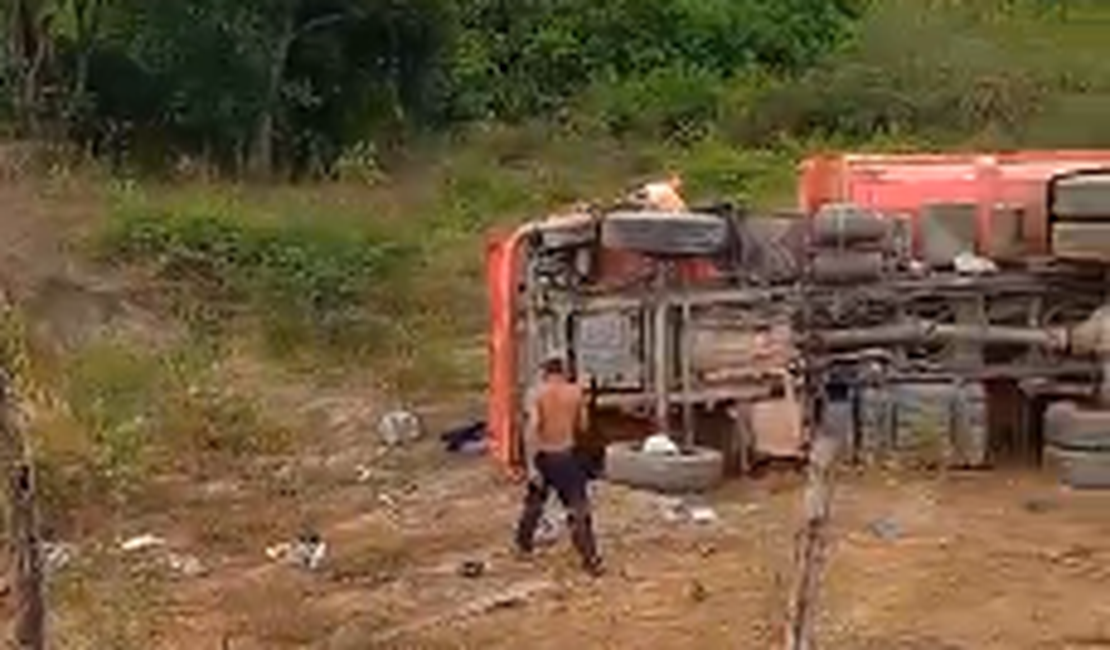 Caçamba sai da pista, capota e cai em ribanceira no povoado Mangabeira, em Arapiraca