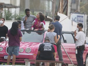 Rafael Zulu e Rodrigo Sant'Anna gravam cenas em carrão pink no Rio