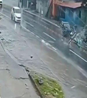 Câmera de segurança flagra momento em que carro bate em poste na Leste-Oeste