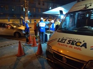 Quatro pessoas foram presas durante operação da Lei Seca, na Jatiúca