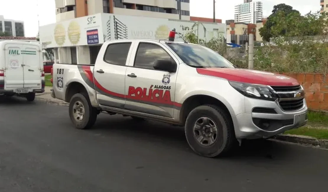 Homem reage à abordagem policial, entra em confronto e acaba preso por tráfico em Ipioca