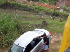 Condutor perde controle direcional e carro vai parar em rio de São Luís do Quitunde