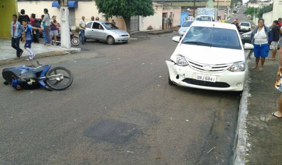 Motociclista leva pancada na cabeça ao colidir com carro