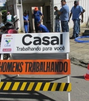Casal paralisa abastecimento da parte alta de Maceió para retirar vazamento