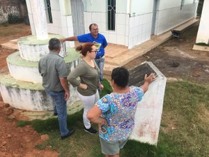 Tainá Veiga inspeciona obra de revitalização ao entorno da igreja do povoado Capim