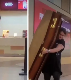 Mulher usa caixão para aproveitar oferta de pipoca em cinema