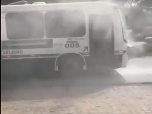 [Vídeo] Princípio de incêndio em ônibus da Veleiro é registrado em Maceió