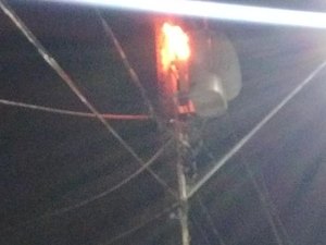 Poste incendeia e deixa moradores ‘presos’ em São Luís do Quitunde