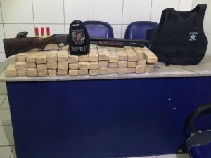 Arma, drogas e colete da PC são apreendidos em residência no Cidade Universitária