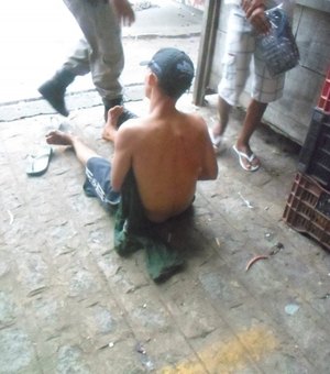 Jovem é esfaqueado próximo ao mercado público, em Arapiraca