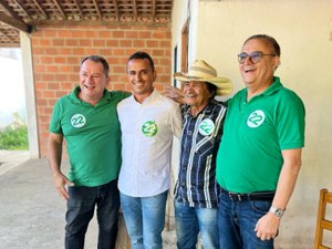 Em Santana do Mundaú, Edno Lino e Zé Lino recebem João Caldas antes da caminhada do 22