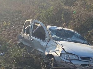 Homens ficam feridos após carro capotar na zona rural de Craíbas