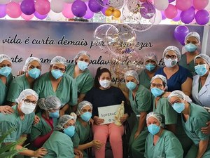 Mulher recebe alta após dar à luz e ser entubada no Hospital Regional de Arapiraca