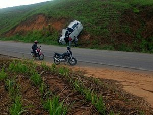 Carro capota após passar por curva na rodovia AL-105 em Porto Calvo