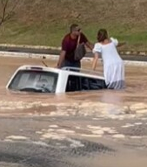 [Vídeo] Carro é engolido por cratera após rompimento de adutora em Salvador