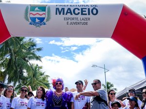 Caminhada e feira de serviços marcam Dia da Mulher na orla de Maceió