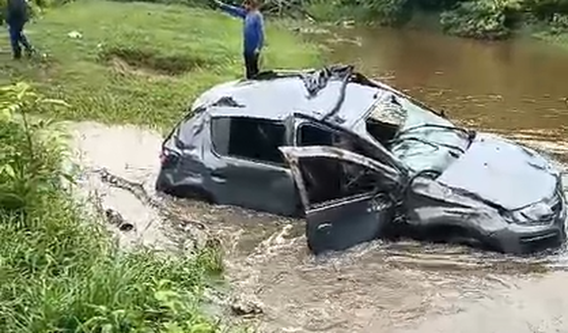 [Vídeo] Carro sai da pista e vai parar dentro de um rio em São Luiz do Quitunde