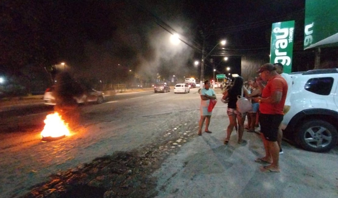 Moradores da Santa Lúcia, em Maceió, protestam contra a falta de água e bloqueiam avenida